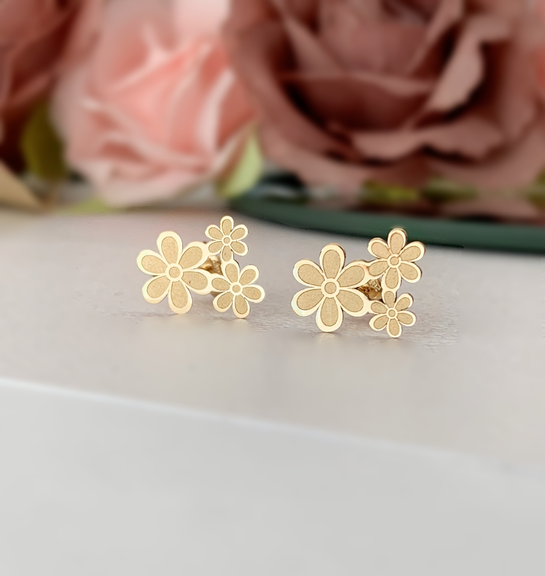 Cercei din aur galben 14k model trei floricele – pentru dama Rubinul