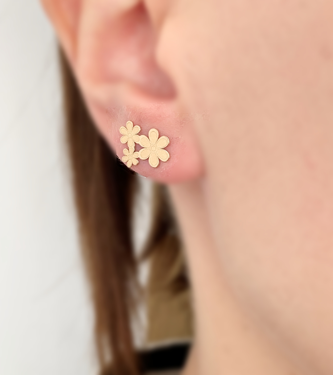 Cercei din aur galben 14k model trei floricele – pentru dama Rubinul - Image 2