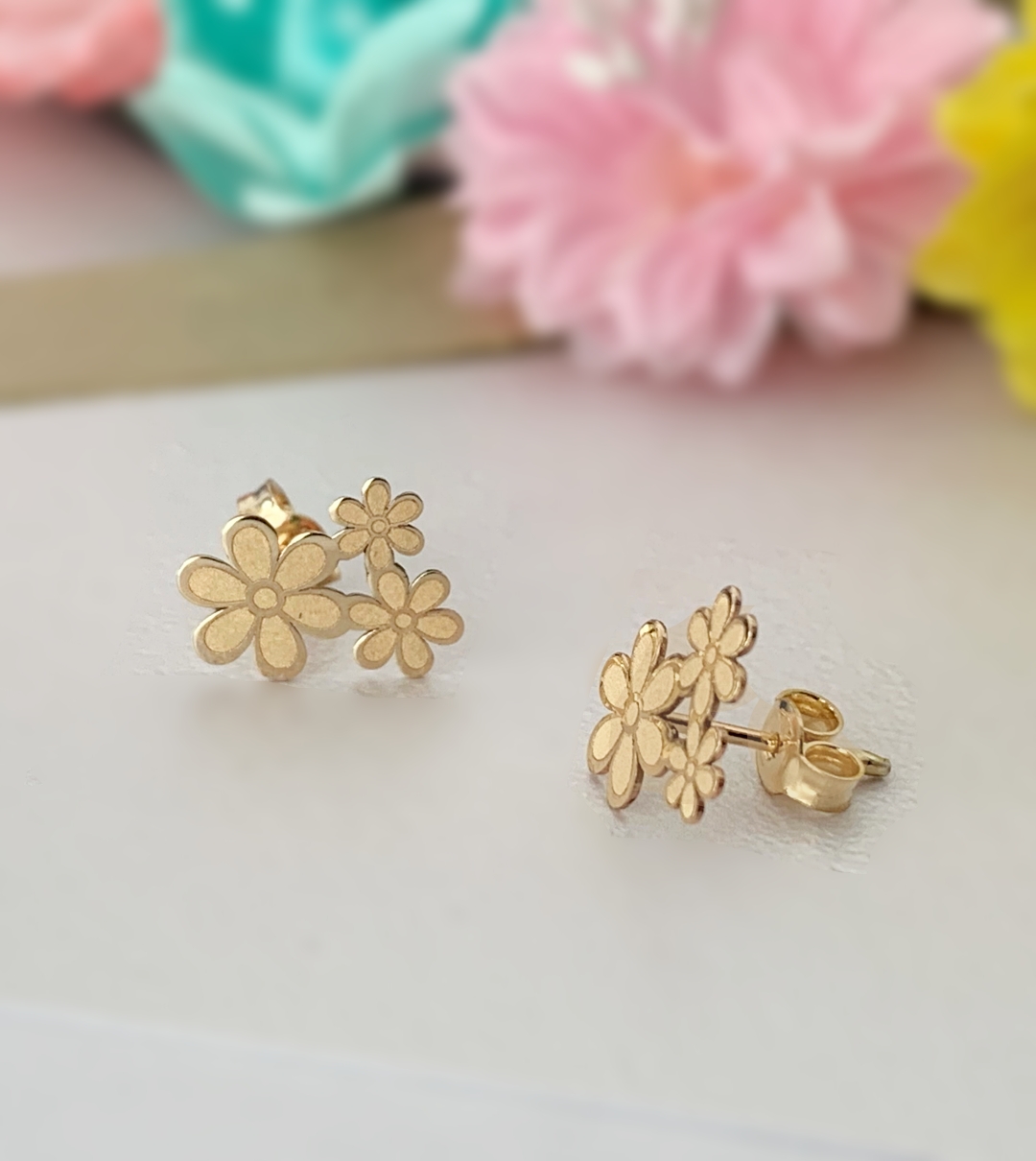 Cercei din aur galben 14k model trei floricele – pentru dama Rubinul - Image 3