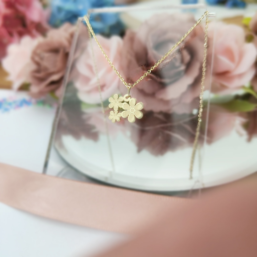 Lantisor cu pandantiv trei floricele – aur galben, alb sau roze 14K Rubinul