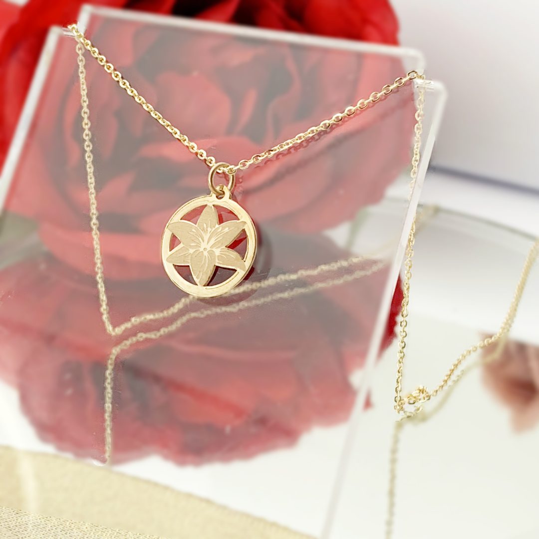 Lantisor cu floare – model crin – aur galben, alb sau roze 14k Rubinul
